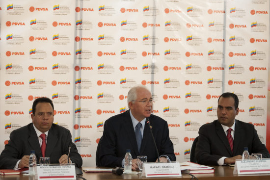 ANUNCIO. Rafael Ramirez (c), habla en una rueda de prensa junto a otras autoridades del Gobierno venezolano.