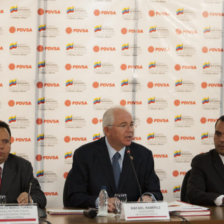 ANUNCIO. Rafael Ramirez (c), habla en una rueda de prensa junto a otras autoridades del Gobierno venezolano.