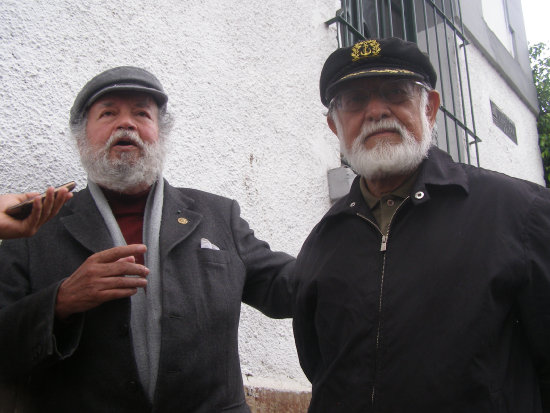 EMOTIVO. Los hermanos Gil y Jorge Iman en una de las calles de la Capital, ayer.