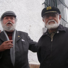 EMOTIVO. Los hermanos Gil y Jorge Iman en una de las calles de la Capital, ayer.