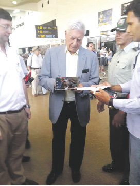 VISITA. Mario Vargas Llosa firma autgrafos en el aeropuerto Viru Viru de Santa Cruz.