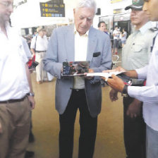 VISITA. Mario Vargas Llosa firma autgrafos en el aeropuerto Viru Viru de Santa Cruz.