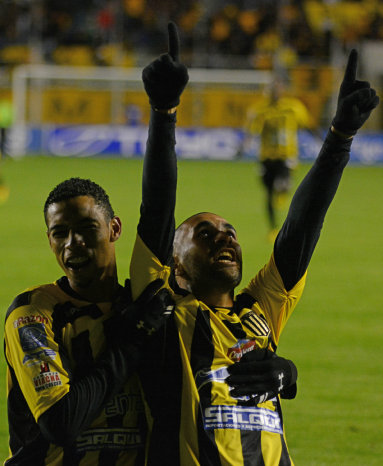 El paraguayo Ernesto Cristaldo (d) celebra el gol junto con Boris Alfaro anoche, en el Siles, frente a Nacional.