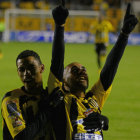 El paraguayo Ernesto Cristaldo (d) celebra el gol junto con Boris Alfaro anoche, en el Siles, frente a Nacional.