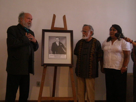 EMOTIVO. Los hermanos Gil y Jorge Iman durante la entrega del retrato de su padre.