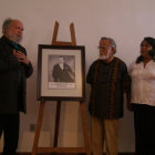 EMOTIVO. Los hermanos Gil y Jorge Iman durante la entrega del retrato de su padre.