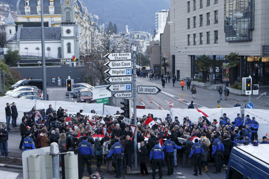 PROTESTAS. Simpatizantes del presidente sirio Bachar al Asad se congregan en Montreux, Suiza.