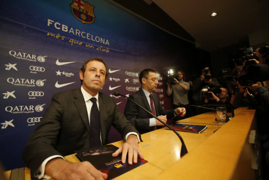 Sandro Rosell (i) renunci como presidente de Barcelona.