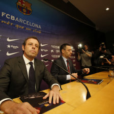 Sandro Rosell (i) renunci como presidente de Barcelona.