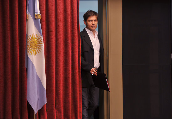 ANUNCIO. El ministro argentino de Economa, Axel Kicillof, llega para ofrecer una rueda de prensa sobre el tema cambiario.