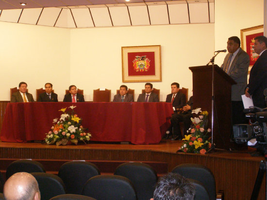 ANIVERSARIO. La ceremonia en el saln auditorio de la cementera chuquisaquea.