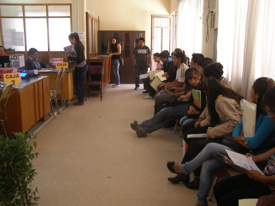 CIERRE. Los ltimos postulantes a profesionalizarse en San Francisco Xavier mediante el examen de admisin se registraron ayer, viernes.