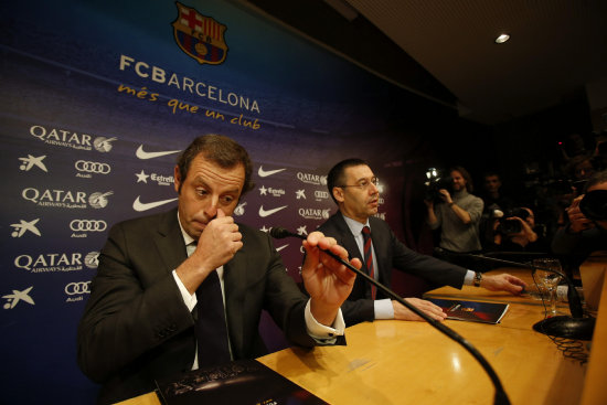 Sandro Rosell (i) dimiti a la presidencia del Ftbol Club Barcelona.