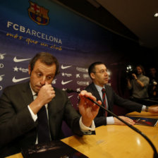 Sandro Rosell (i) dimiti a la presidencia del Ftbol Club Barcelona.