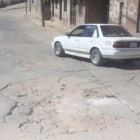 AFECTADAS. Las calles de la Capital generan varios problemas a conductores y transentes.