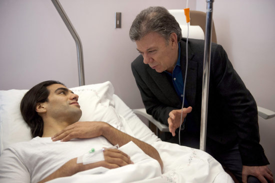 El presidente Juan Manuel Santos visit a Radamel Falcao (i).