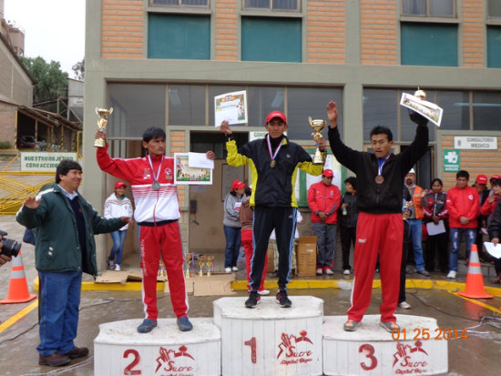 Rudy Choque (arriba centro) y Teresa Montao (abajo centro) fueron algunos de los ganadores de la maratn.