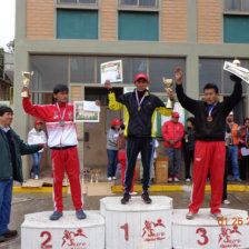 Rudy Choque (arriba centro) y Teresa Montao (abajo centro) fueron algunos de los ganadores de la maratn.