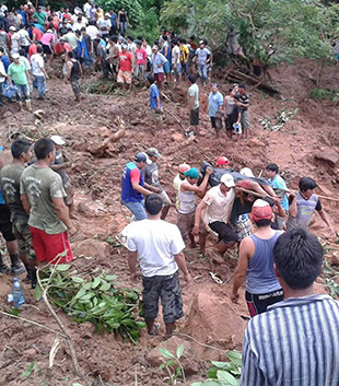 RURRENABAQUE. El rescate de las vctimas de los deslizamientos a consecuencia de la intensa lluvia. Un cerro entero se derrumb.