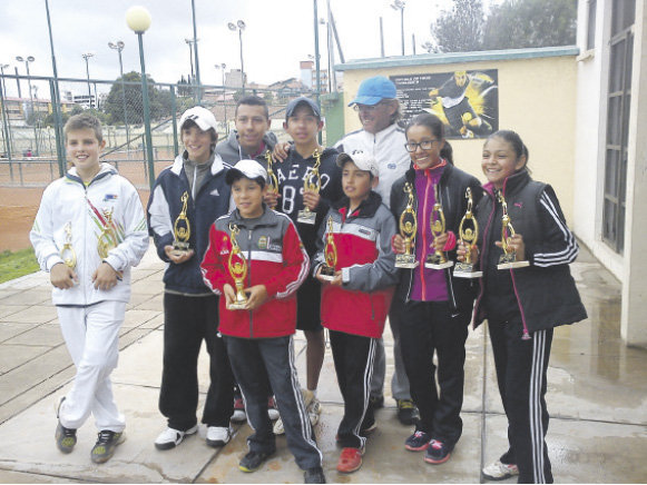 Los ganadores de todas las categoras posaron con sus trofeos al final del torneo departamental que concluy ayer, en La Madona.