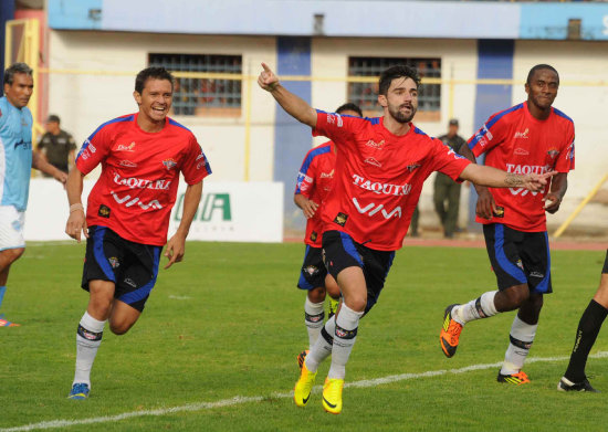 El espaol Flix Quero (c) celebra el gol del triunfo de los aviadores al filo del partido.