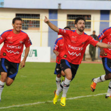 El espaol Flix Quero (c) celebra el gol del triunfo de los aviadores al filo del partido.