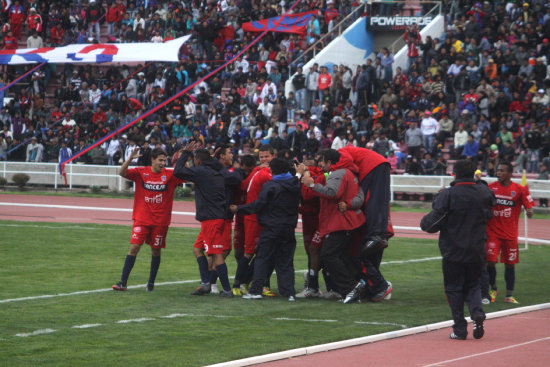 La eufrica celebracin de los estudiantiles con la banca de suplentes luego del gol de Mauricio Saucedo, a dos minutos del final del partido, ante un rival que sufri por la derrota.