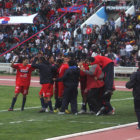 La eufrica celebracin de los estudiantiles con la banca de suplentes luego del gol de Mauricio Saucedo, a dos minutos del final del partido, ante un rival que sufri por la derrota.