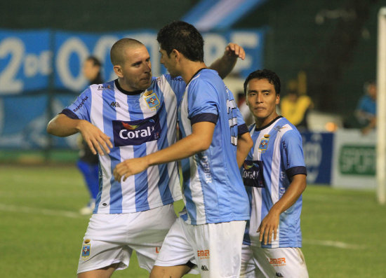 Sergio Contreras felicita a Sergio Almirn por el gol marcado anoche, en Santa Cruz.