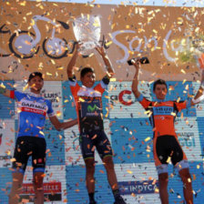 Nairo Quintana (c), junto a Phillip Gaimon (i) y Sergio Godoy.