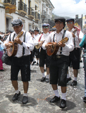 FIESTA. La estudiantina La Razza durante su participacin en el Carnaval de Antao.