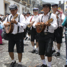 FIESTA. La estudiantina La Razza durante su participacin en el Carnaval de Antao.