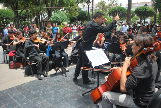 MSICOS. El elenco de la Orquesta Sinfnica de la Universidad durante uno de sus recitales.