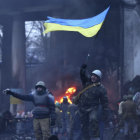 PROTESTAS. Desafiando la nieve y el fro, manifestantes lanzan consignas contra el gobierno ucraniano durante una jornada de violencia en Kiev.