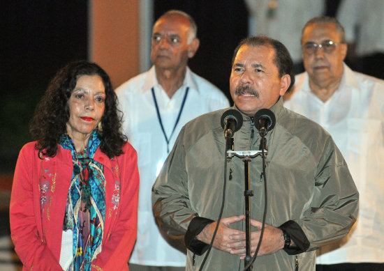 PODEROSO. El presidente de Nicaragua Daniel Ortega habla junto a su esposa, Rosario Murillo, ayer en La Habana.