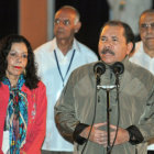 PODEROSO. El presidente de Nicaragua Daniel Ortega habla junto a su esposa, Rosario Murillo, ayer en La Habana.