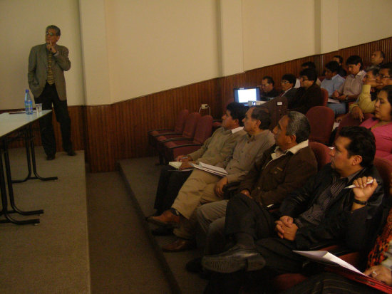 TALLER. El concejal Germn Gutirrez explica los alcances del Pacto Fiscal ante un selecto auditorio.