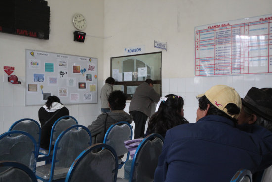 ESPERA. Los pacientes hacen fila por horas.