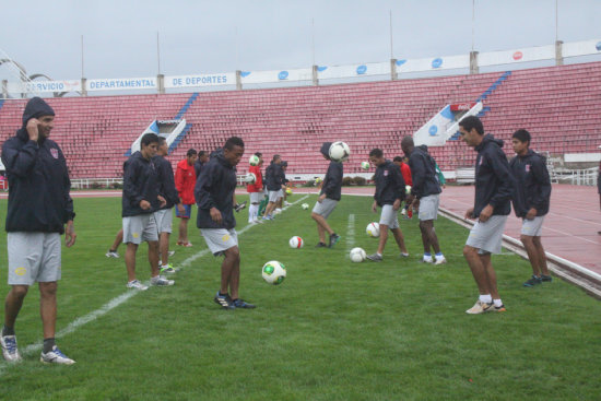 La prctica de ftbol programada para anoche en el estadio Patria, fue suspendida debido a la constante lluvia que cay horas antes.