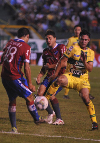 Fernando Saucedo (d), de Oriente Petrolero, intenta quitar el baln al uruguayo Pablo lvarez.