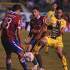 Fernando Saucedo (d), de Oriente Petrolero, intenta quitar el baln al uruguayo Pablo lvarez.