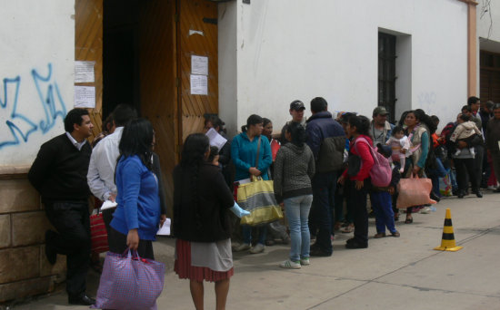 ESPERA. Las beneficiarias tienen que amanecer en afueras de Lacteosbol a la espera de fichas para despus recibir los productos del subsidio.