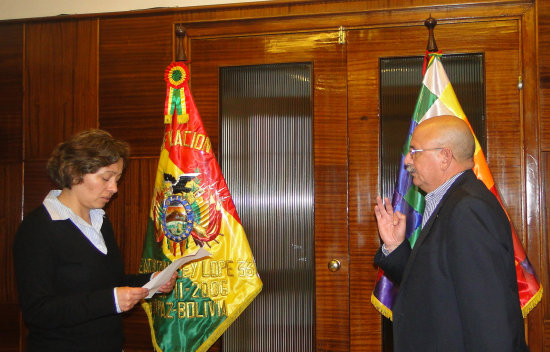 POSESIN. La ministra de Planificacin, Viviana Caro, toma posesin al nuevo director de ADEMAF.