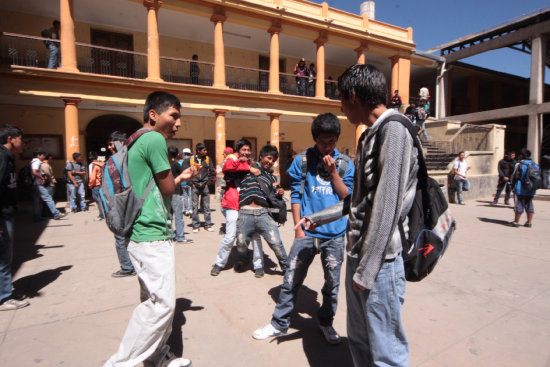 CLASES. Los estudiantes deberan pasar ms tiempo en aula, pero no se aplican los horarios.