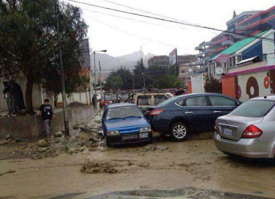 IMPREDECIBLE. El ro Achumani se sali de su cauce y provoc daos en la zona sur de La Paz.