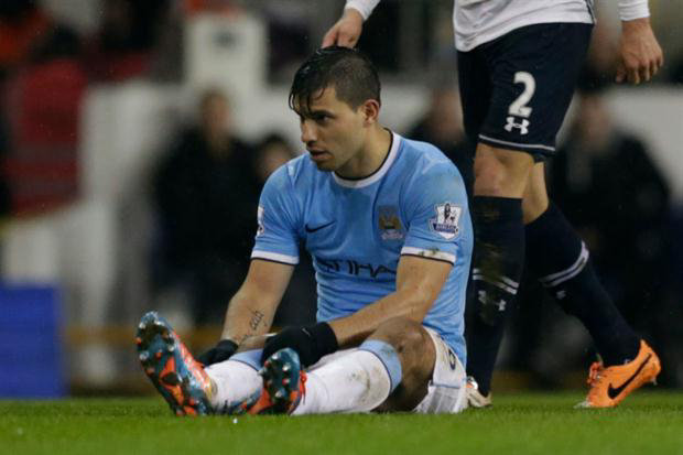 El argentino Sergio Agero se lesion antes de concluir el primer tiempo.