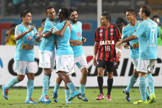 Una de las celebraciones del cuadro local de Sporting Cristal, durante el partido contra el brasileo Atltico Paranaense.