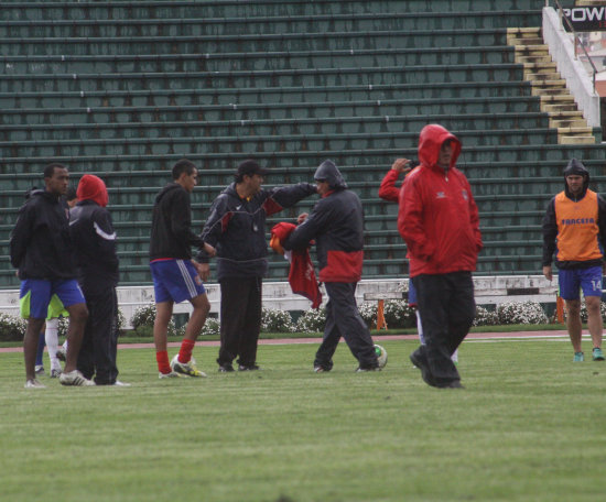 La prctica de ayer, en el estadio Patria, comenz con una persistente lluvia que fue calmando poco a poco.