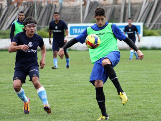 Una escena del partido amistoso entre Real Garcilazo y Bolvar.