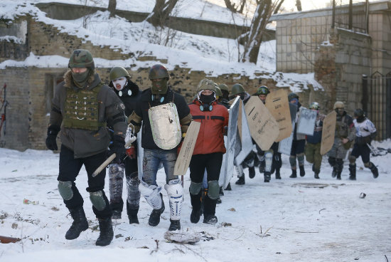 VIOLENCIA. Varios manifestantes permanecen cerca de una de las barricadas un nuevo da de protestas contra el gobierno en el centro de Kiev